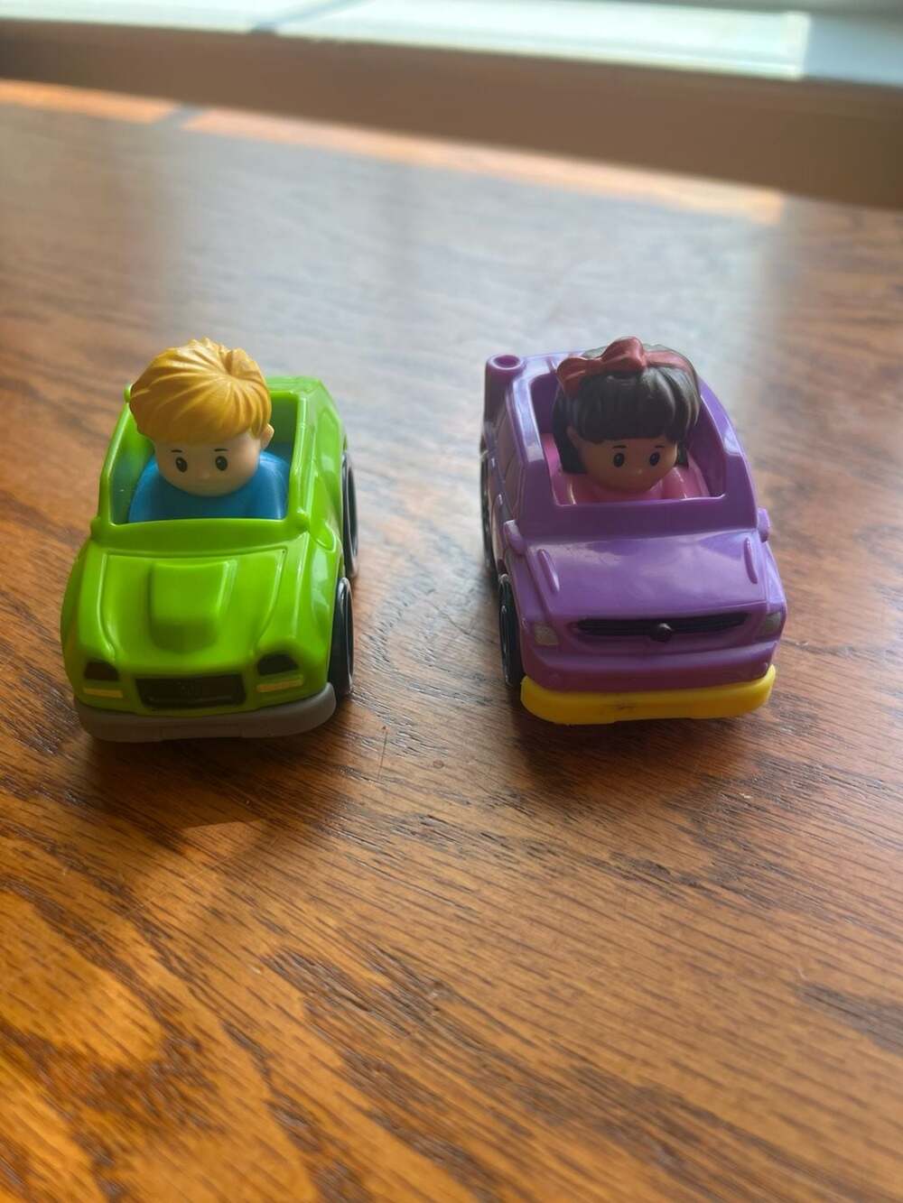 Fisher-Price Little People Wheelies Toy Car Set with Green and Purple Vehicles